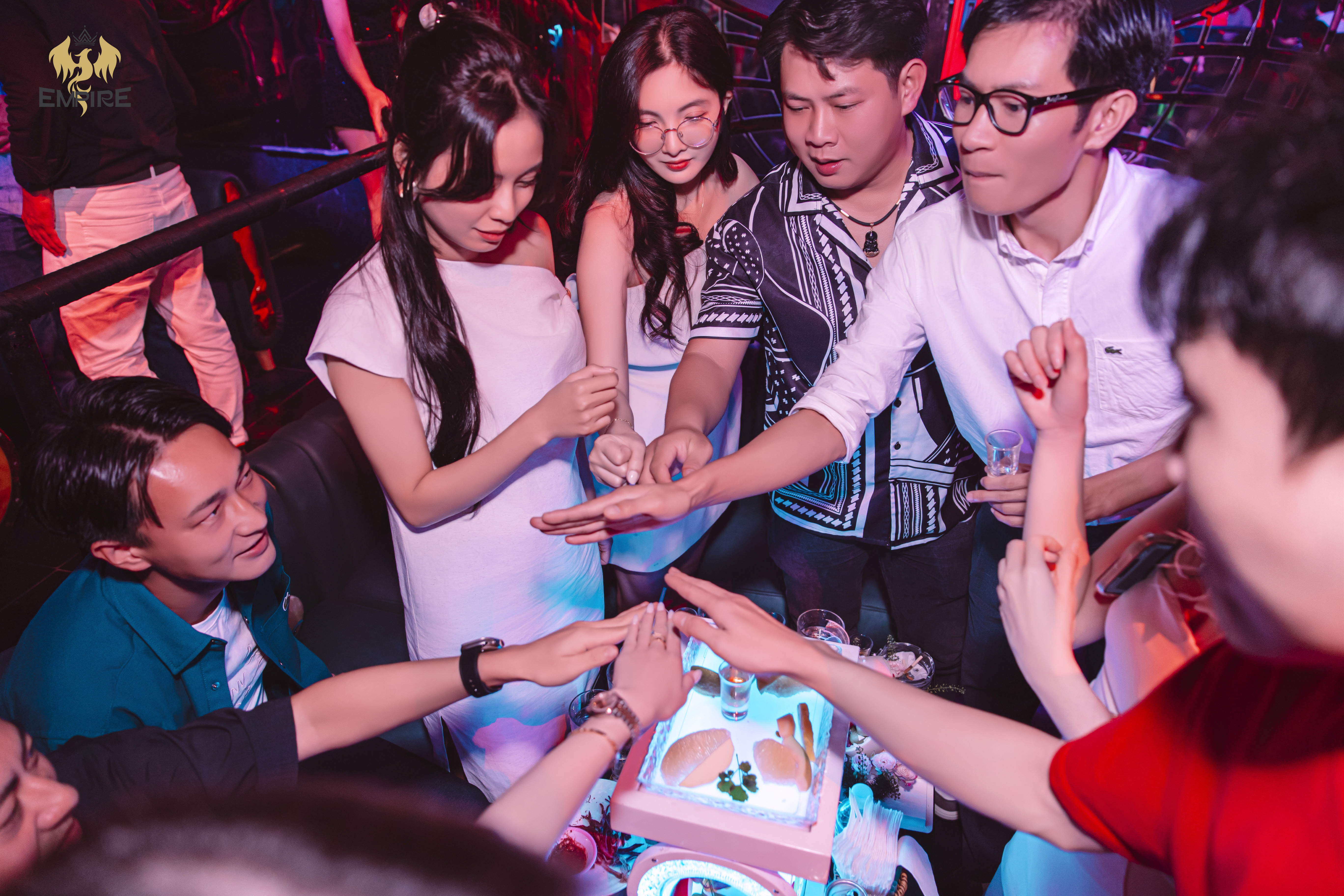 EMPIRE CLUB – NƠI ÁNH SÁNG & ÂM NHẠC GIAO HÒA!