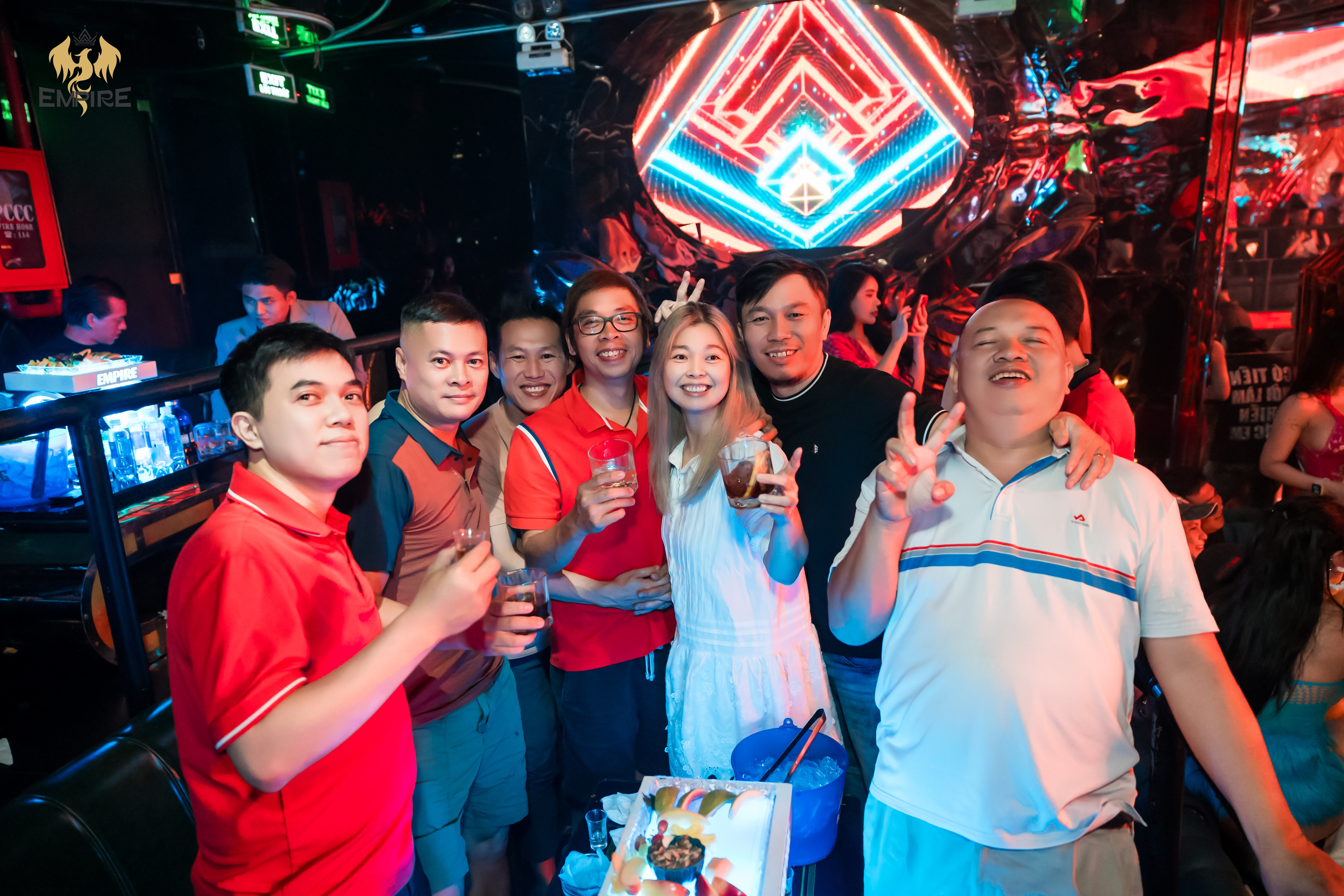 EMPIRE CLUB – VẺ ĐẸP NÂNG CAO BẰNG ÁNH SÁNG VÀ CẢM XÚC