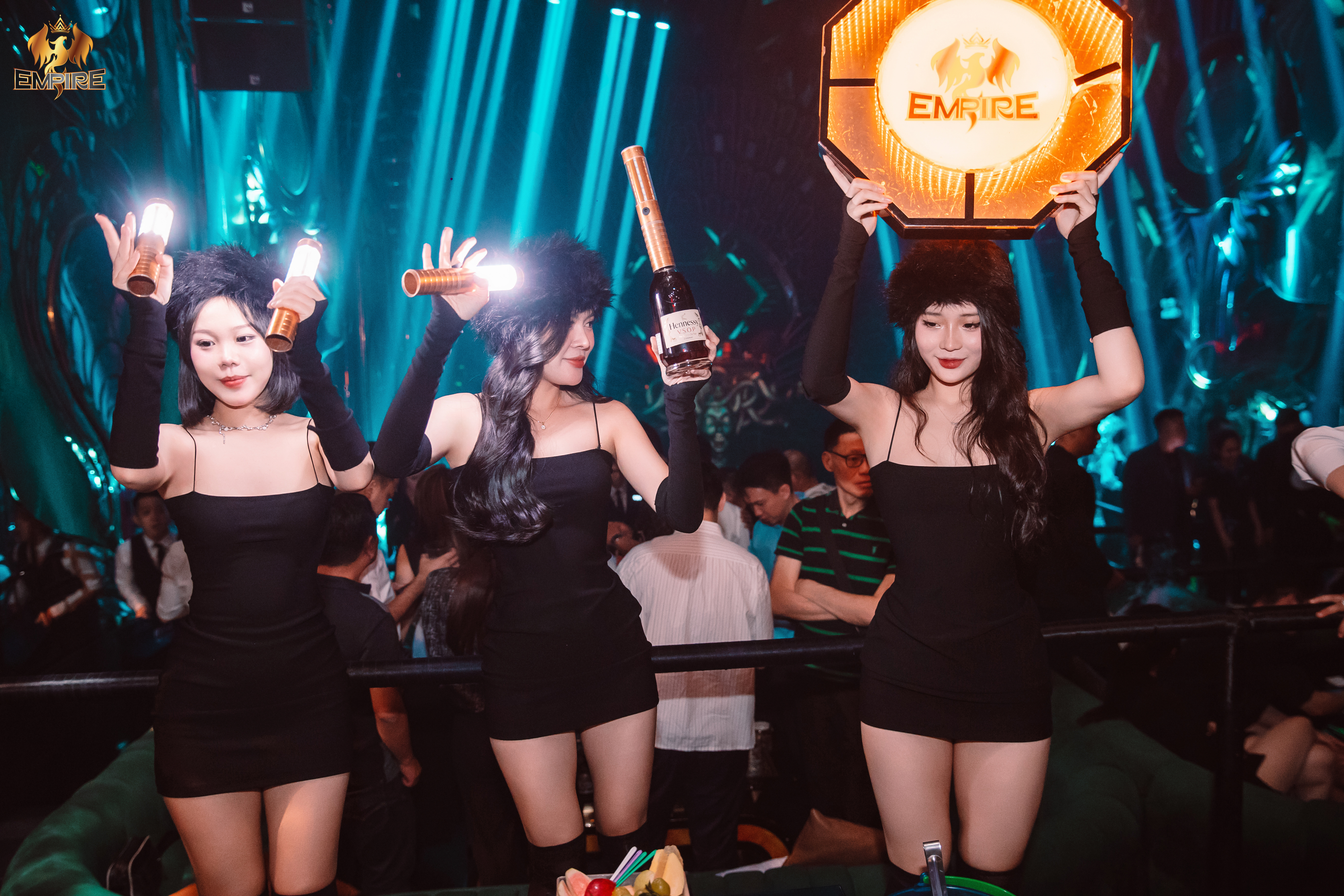 NÀNG THƠ GIỮA THẾ GIỚI ÁNH SÁNG EMPIRE CLUB TỎA SÁNG MỖI ĐÊM