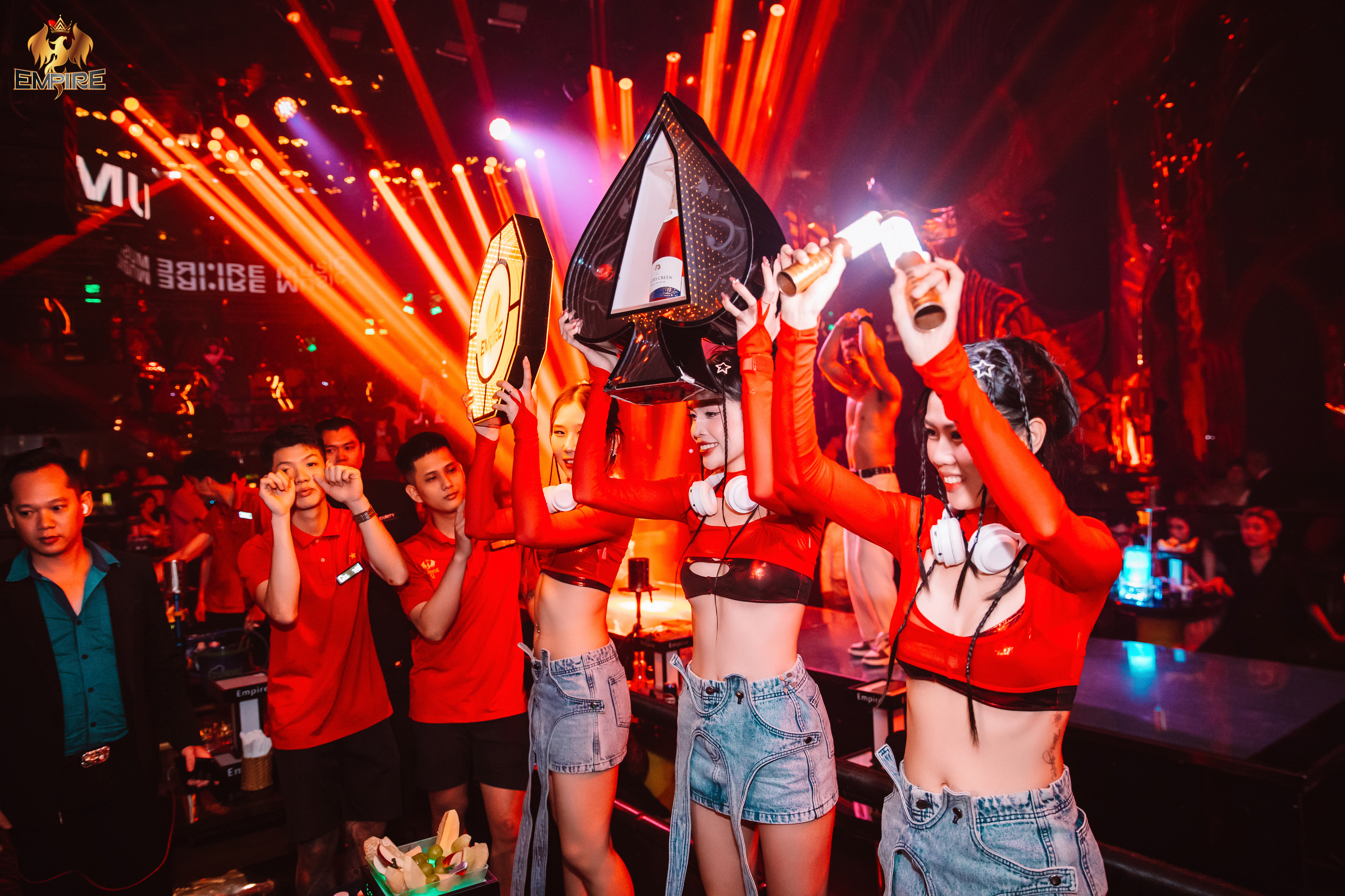 ĐÊM BIẾN HÌNH – NƠI NHỮNG LINH HỒN NHẠT NHÒA BỖNG BỪNG SÁNG LẤP LÁNH