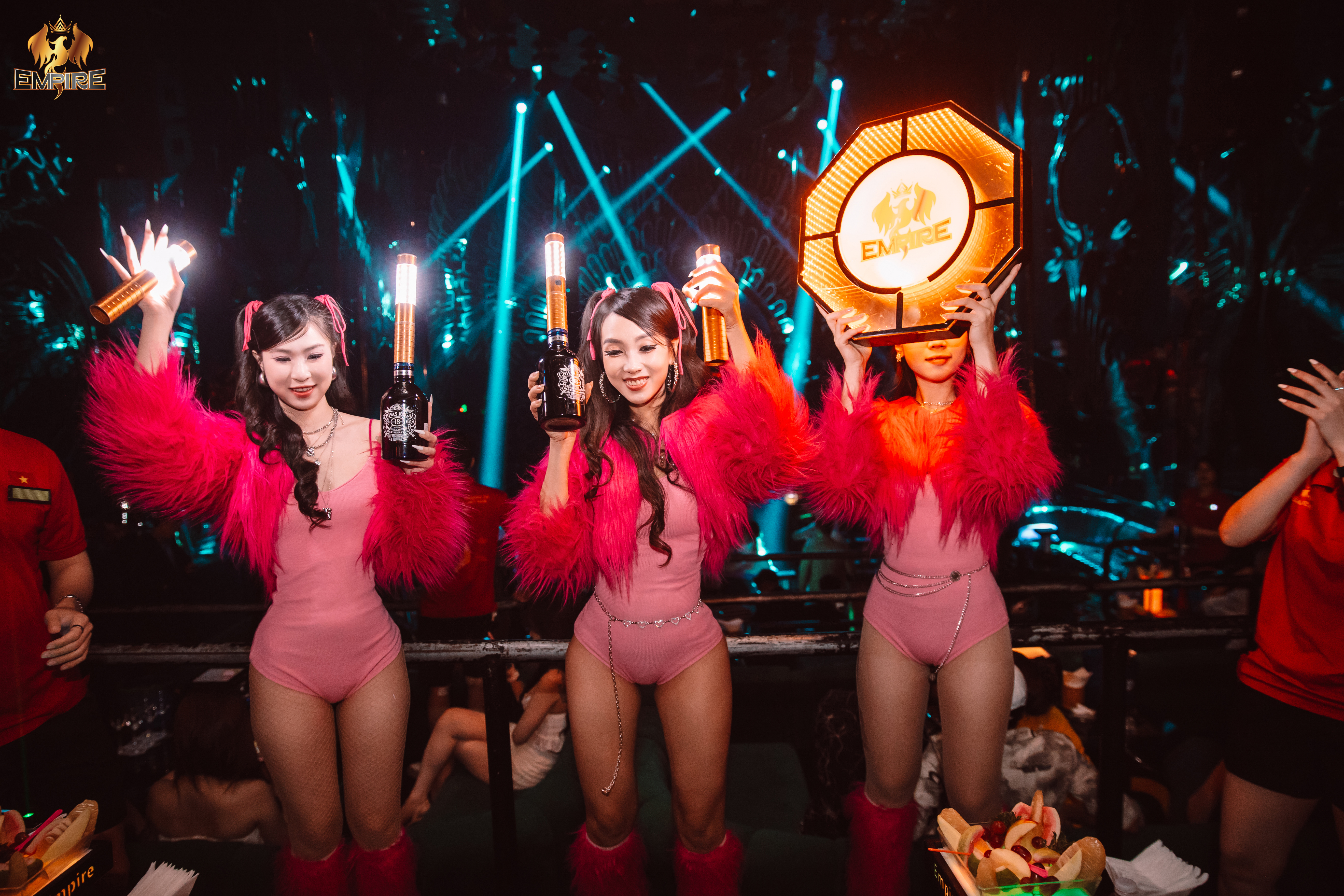 VŨ ĐẠO RỰC LỬA CỦA CÁC DANCE NAM/NỮ TẠI EMPIRE CLUB – MÊ HOẶC MỌI ÁNH NHÌN