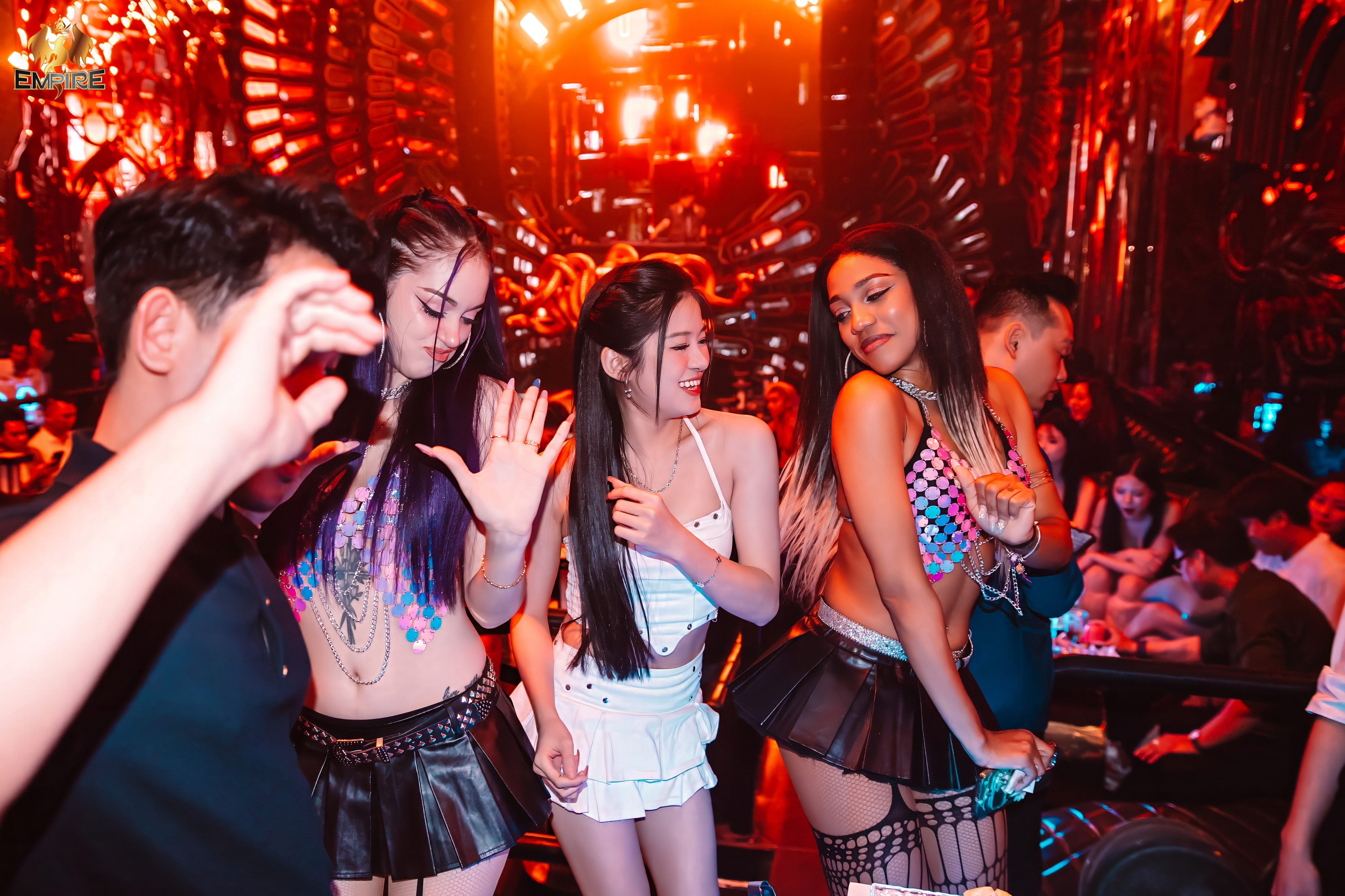 EMPIRE CLUB – LÔI CUỐN TỪ KHOẢNH KHẮC BẠN ĐẶT CHÂN VÀO